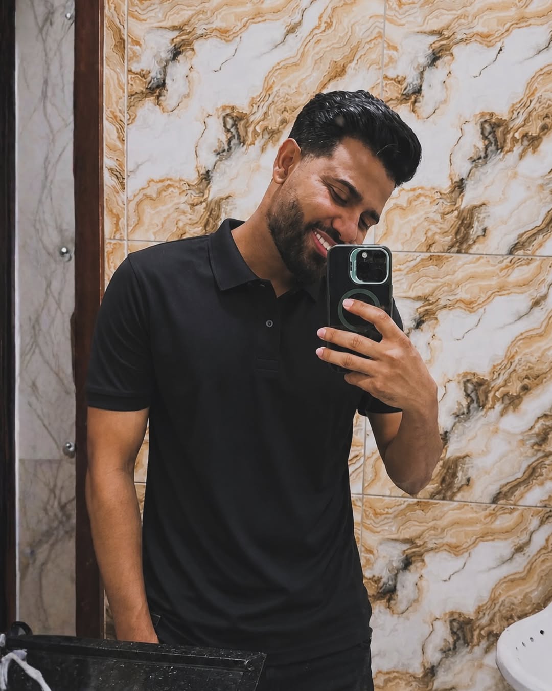 Selfie de Caio Eduardo Silva no espelho